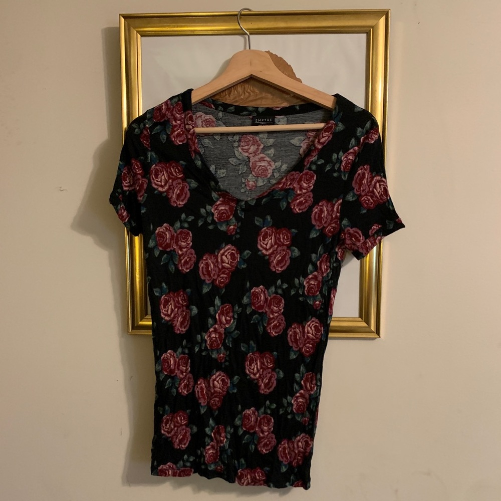 🔮V-neck Rose T-shirt🔮